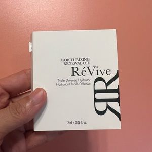 Revive moisturizing renewal oil 2ml
Brand new